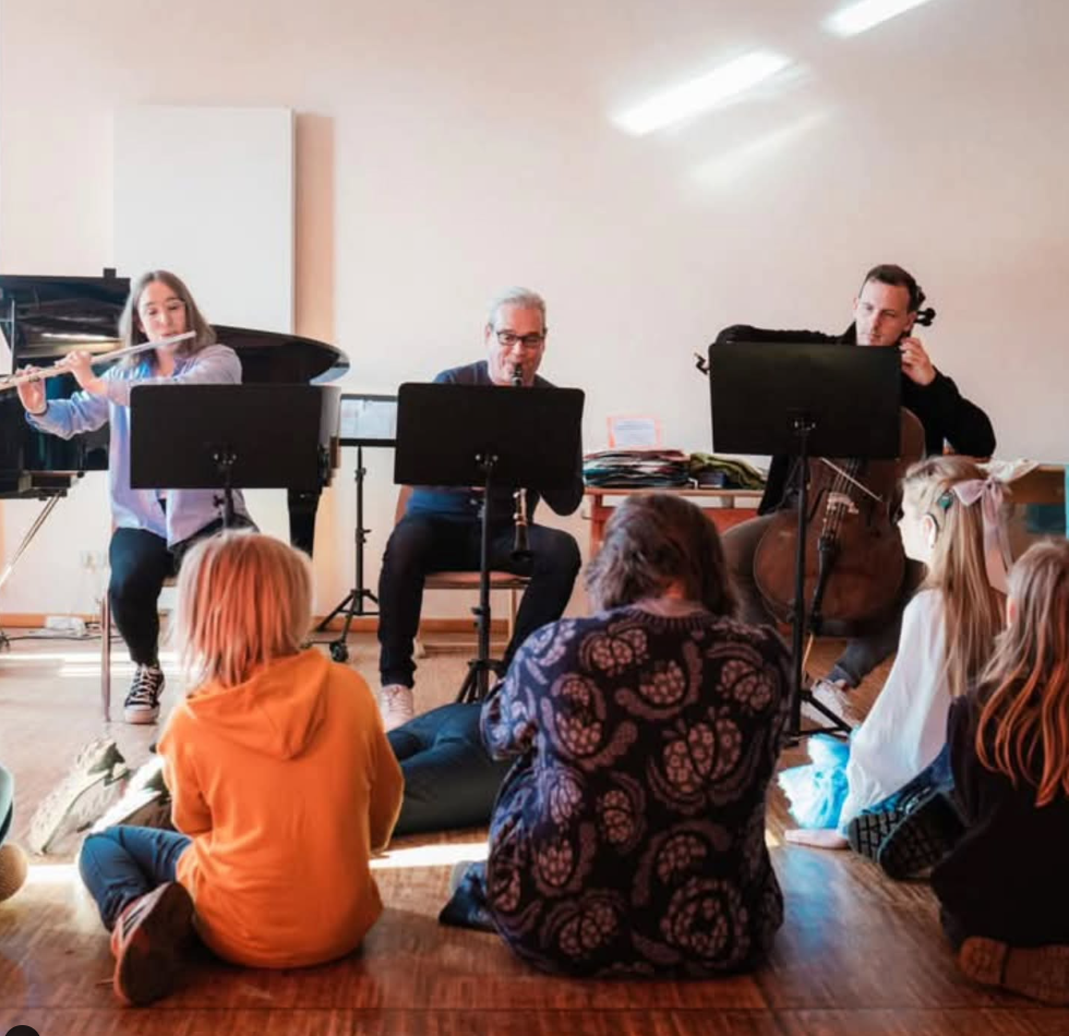 Vicente Alberola y músicos de la Mahler Chamber Orchestra interpretando para niños sordos en el programa Feel the Music.