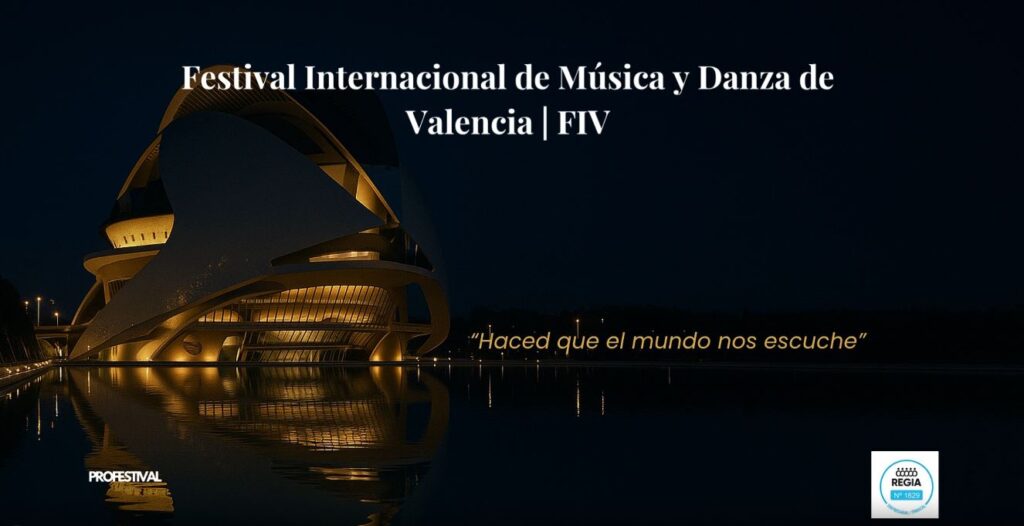 Vista nocturna del Palau de les Arts iluminado, sede del Festival Internacional de Música y Danza de la Comunitat Valenciana FIV 2025, con el lema “Haced que el mundo nos escuche”.